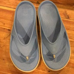 NWOT Men’s Crocs blue and gray flip flops
